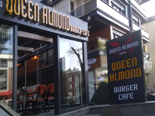 Queen Almond Burger Cafe'nin yemek ve ambiyans fotoğrafları 1
