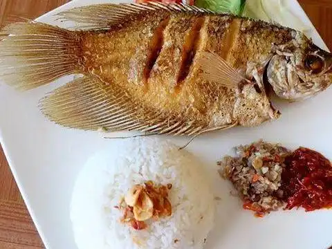 Seafood, Thai Tea, Sosis Bakar "Twenty-One-Strong"