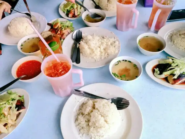 Kedai Makan Pak Awi Nasi Ayam & Penang Char Kuew Teow Food Photo 4
