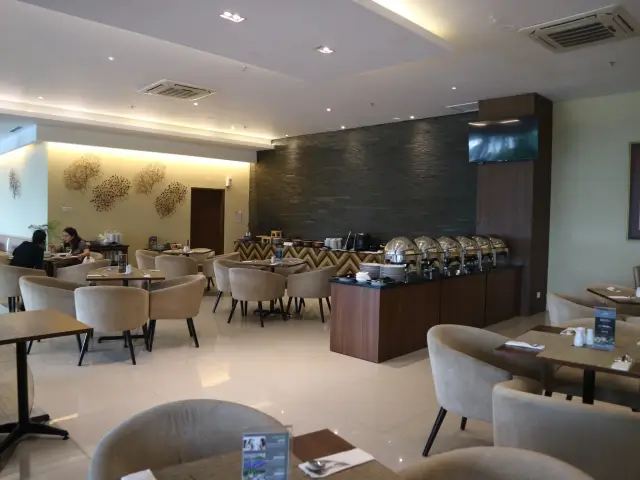 Gambar Makanan Andromeda Restaurant - Hotel Grand Whiz Poin Square 7