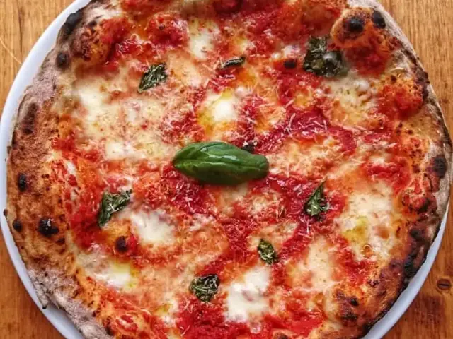 Azzurro Pizza Napoletana'nin yemek ve ambiyans fotoğrafları 2