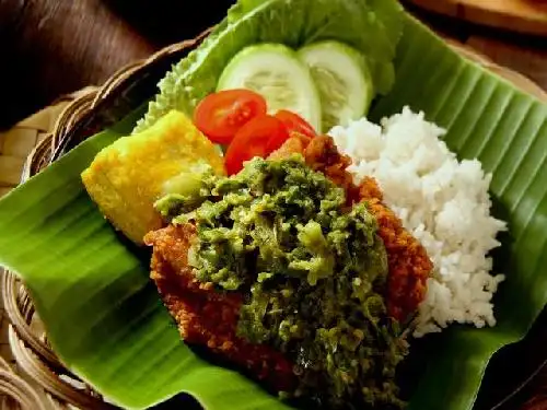 Ayam Geprek Ujang Main Siang Malam, Padang