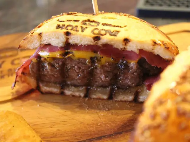 Holy Cow Gourmet Burgers & Steakhouse'nin yemek ve ambiyans fotoğrafları 9