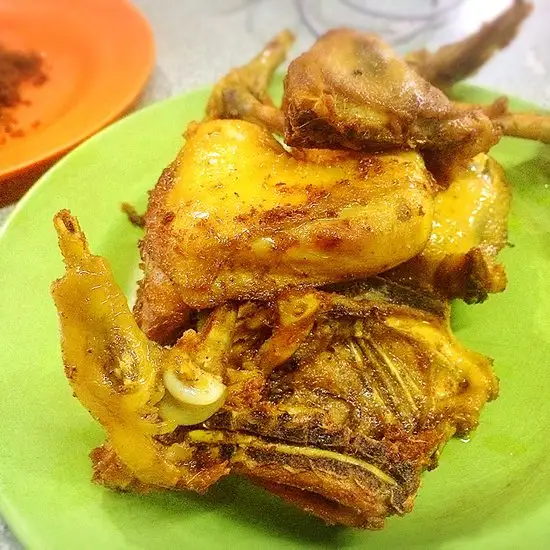 Warung Doyong Ayam Goreng Bondongan