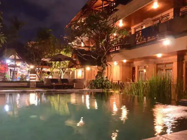 Gambar Makanan Swimming and Pool Bar - Fourteen Roses Hotel 2