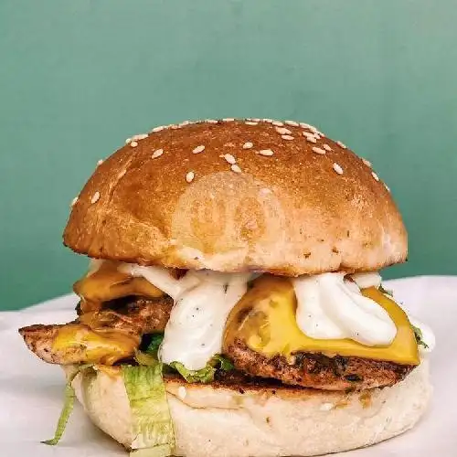 Gambar Makanan Manaka Burger X Treasure Garage, Didalam Bengkel TREASURE 17