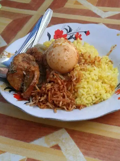 Gambar Makanan Warung Nasi Kuning "Avon" Ambon 1