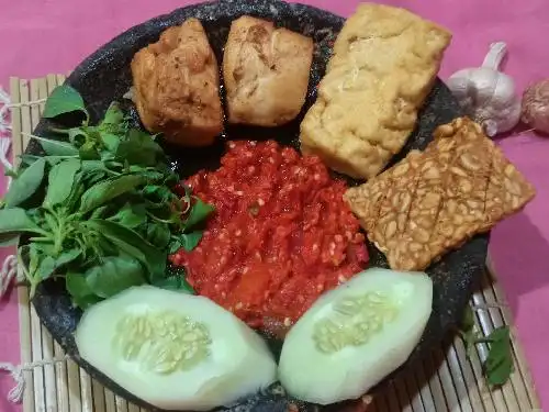 Warung Penyetan Bebek Ayam Lele Dan Kue Ultahbolu, Gedong