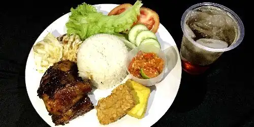 Ayam Bakar Madu Bang Alfih, Bhakti