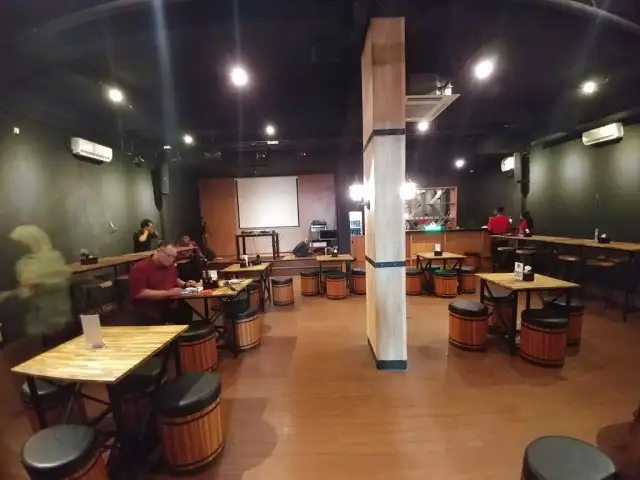 Versus Cafe and Bar