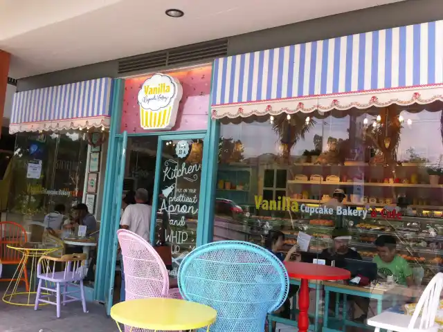 Vanilla Cupcake Bakery Food Photo 4