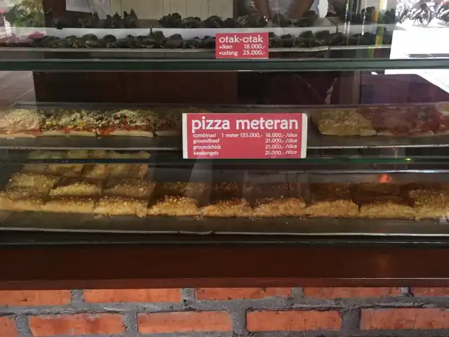 Gambar Makanan Pizza Meteran 4