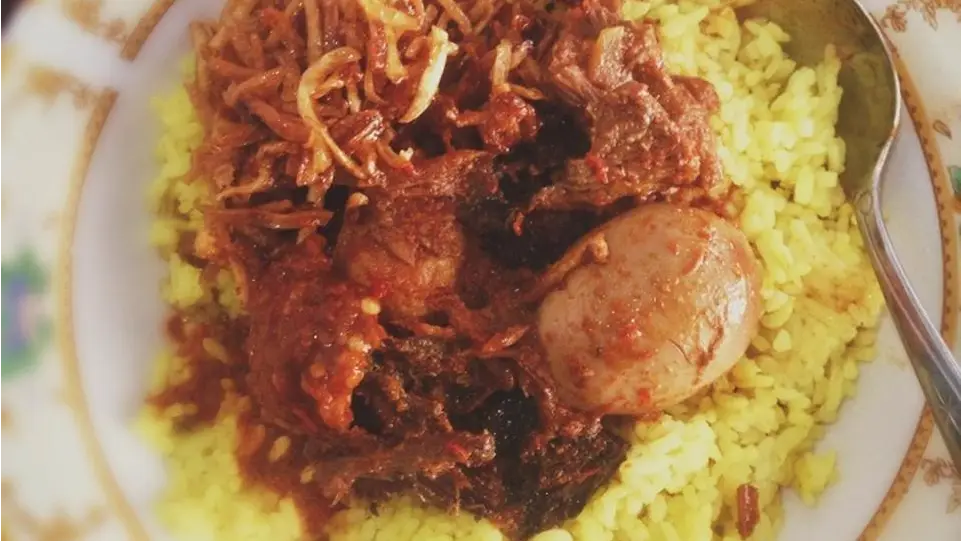 Nasi Kuning Jawa Timur, Pasar Ikan