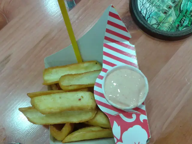 Surf N Fries'nin yemek ve ambiyans fotoğrafları 2