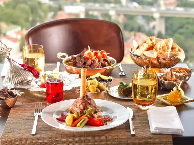 212 Bar & Restaurant - Renaissance İstanbul Bosphorus Hotel'nin yemek ve ambiyans fotoğrafları 6