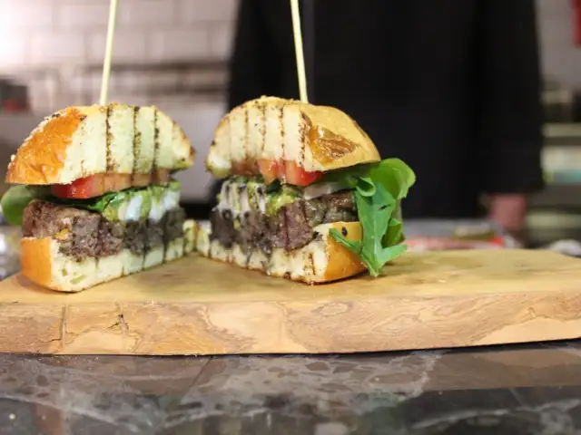 Holy Cow Gourmet Burgers & Steakhouse'nin yemek ve ambiyans fotoğrafları 12