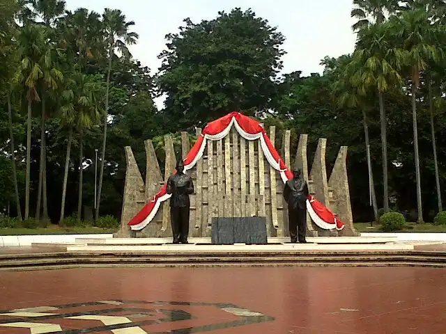 Gambar Makanan Jajanan Pinggiran Tugu Proklamasi 4