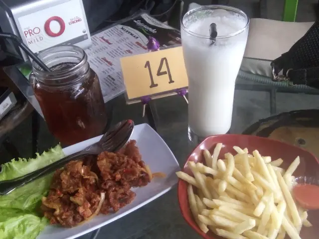 Gambar Makanan LataromboRiversideCafe 6