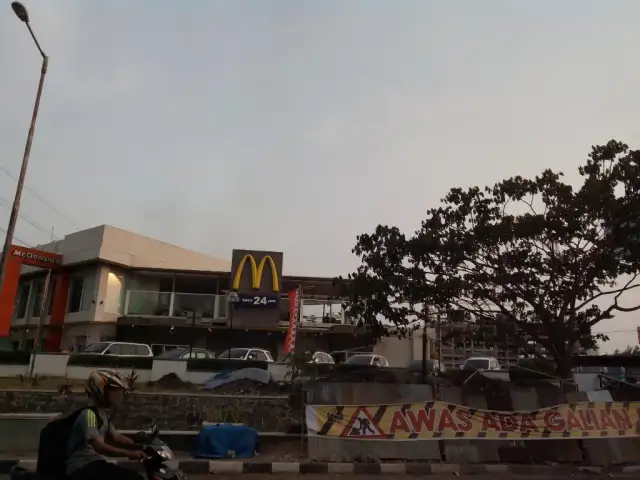 Gambar Makanan McDonald's Mayjend Sungkono 7