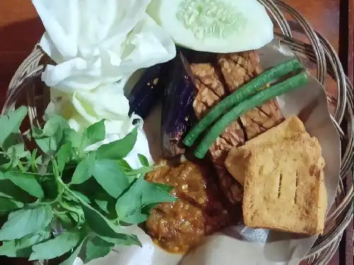 Pecel Lele Nasi Uduk Pak Wid, Minggiran