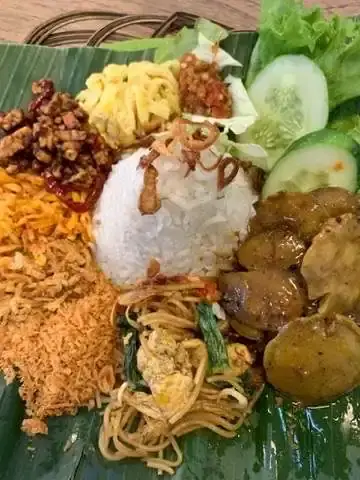 Gambar Makanan Nasi Uduk & Ayam Goreng Lahap 9