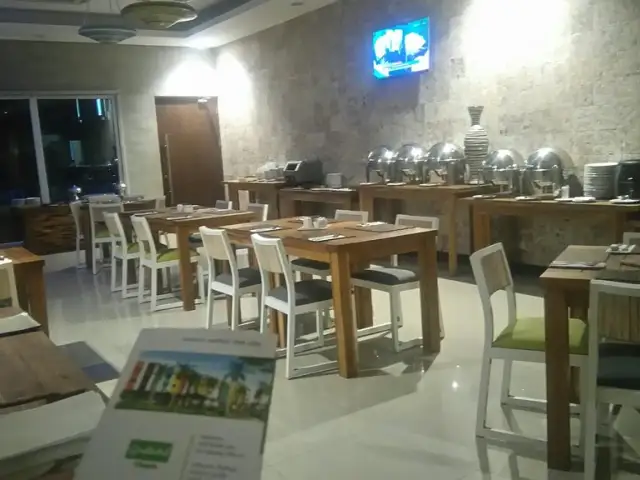 Gambar Makanan COMOZA Resto & Lounge 2