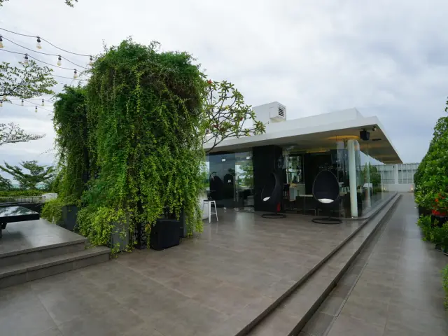 Gambar Makanan Montezuma Rooftop Lounge - FM7 Resort Hotel 5