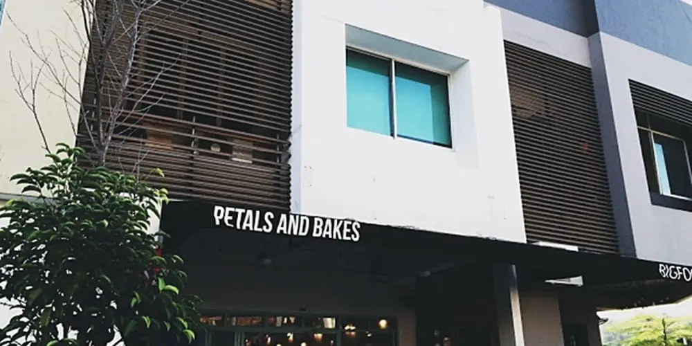 Petals and Bakes Cafe