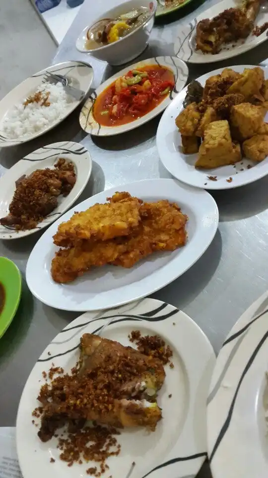 Gambar Makanan Nasi Uduk - Ayam Goreng "Jl. Buni" 4