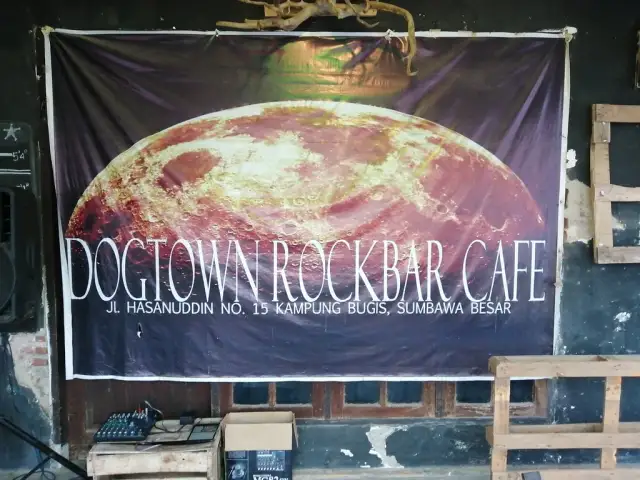 Gambar Makanan Dog Town Rock Bar 3