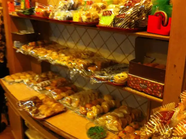 Gambar Makanan Regina's Bakery 2