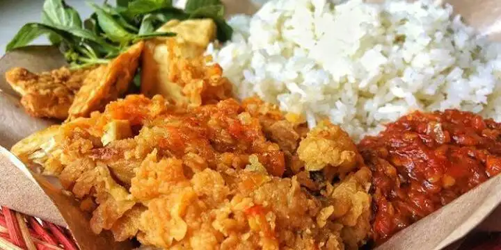 Ayam Geprek Dan Pisang Keju Queenbee, Karangploso