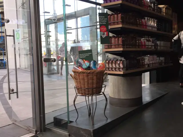 Emaar Starbucks'nin yemek ve ambiyans fotoğrafları 6