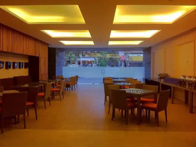 Gambar Makanan Orange Lounge & Bar - 100 Sunset Hotel 4