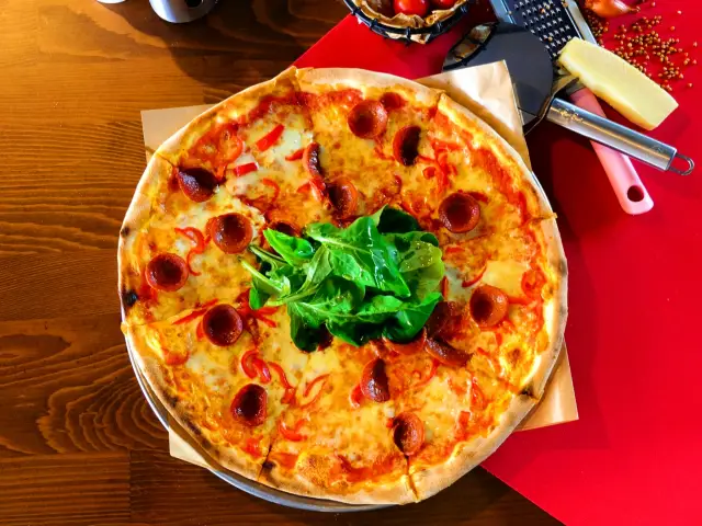 DM Artisan Pizza'nin yemek ve ambiyans fotoğrafları 1