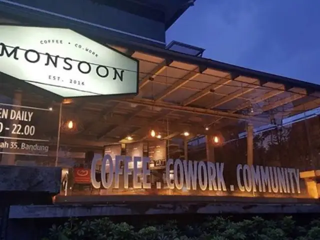 Gambar Makanan Monsoon Cafe 11
