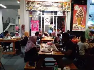 Kedai makan nasi lalap