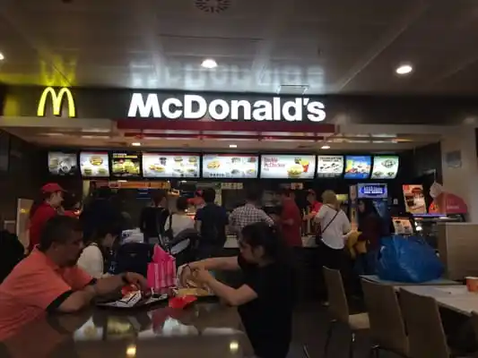 McDonald&apos;s'nin yemek ve ambiyans fotoğrafları 3