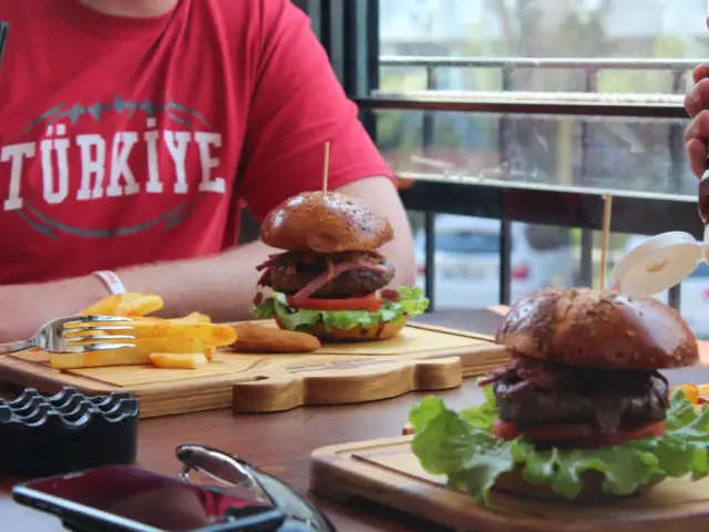 Holy Cow Gourmet Burgers & Steakhouse'nin yemek ve ambiyans fotoğrafları 16