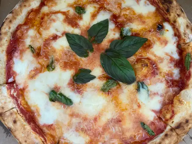 Azzurro Pizza Napoletana'nin yemek ve ambiyans fotoğrafları 1