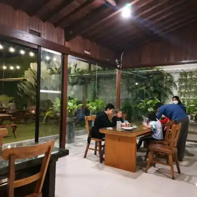 Kelana Oleh Sekutu Kopi