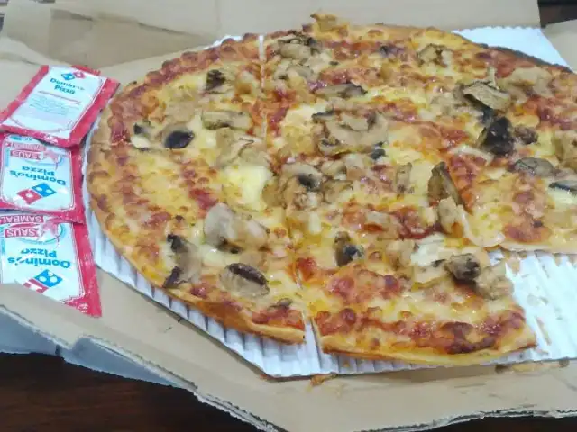 Gambar Makanan Domino's Pizza Teras Benhil 3