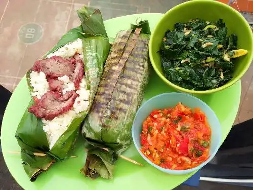 Sei Sapi Dan Nasi Liwet Bakar, Rumah Abu Depan Lapang Volly