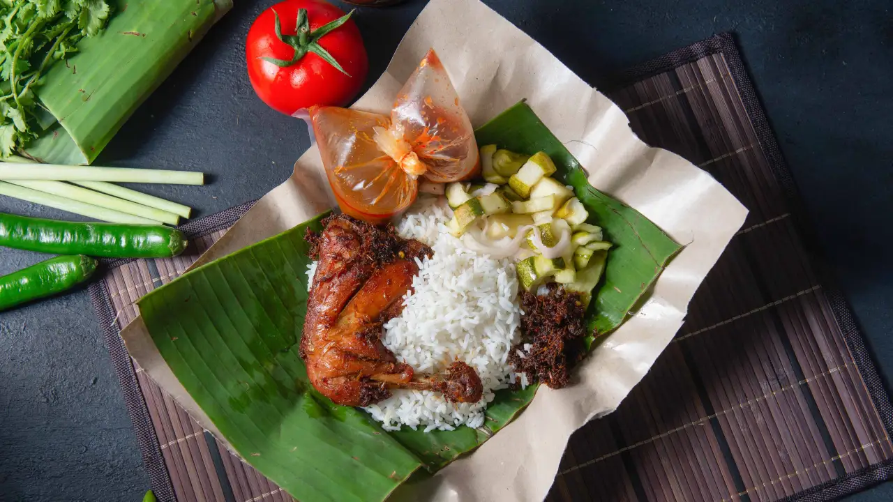 Nasi kukus Ayam Berempah Manjoi