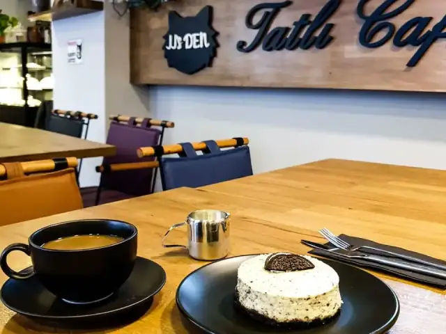 JJ's Den Tatlı Cafe'nin yemek ve ambiyans fotoğrafları 3