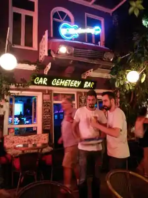 Car Cemetery Bar'nin yemek ve ambiyans fotoğrafları 3