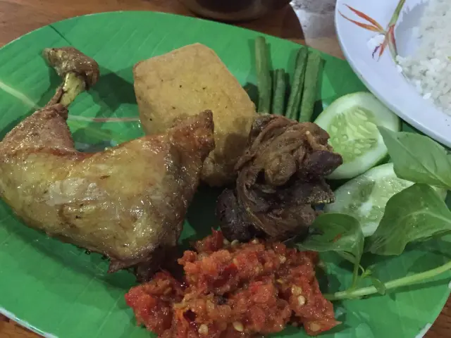 Gambar Makanan Pecel Lele Ibu Lastri 7