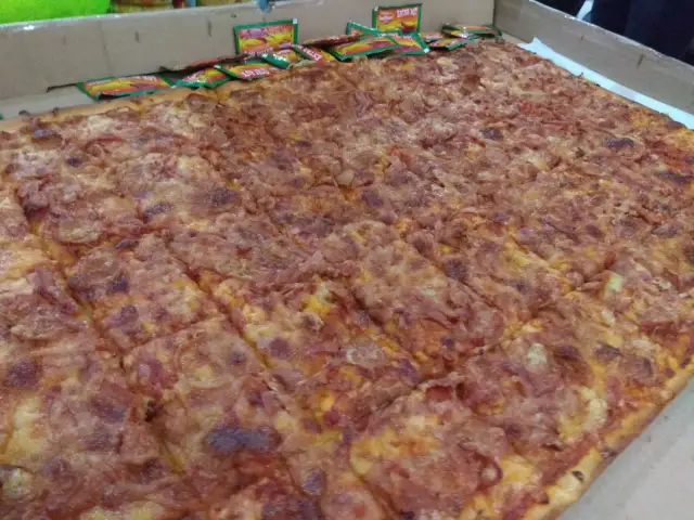 Gambar Makanan Henk's Pizza Delivery 6