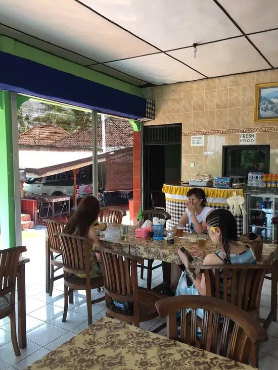 Gambar Makanan Depot Dini Cafe Restaurant 3