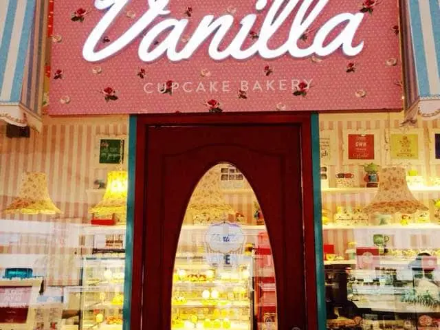 Vanilla Cupcake Bakery Food Photo 13